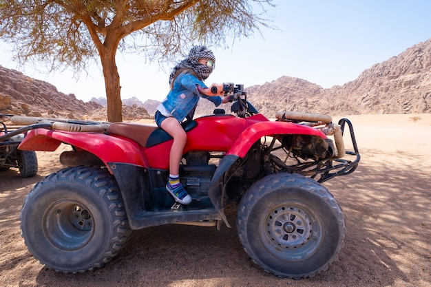 Kid quad rijden in de woestijn