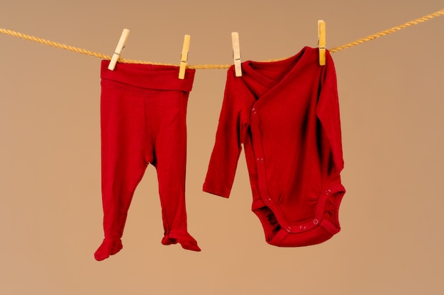 Foto l'abbigliamento per bambini è fissato ad una corda per asciugare