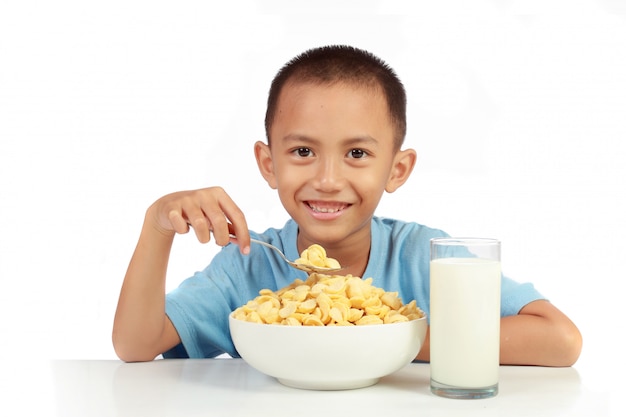 Kid's love om te ontbijten met melk tegen een witte achtergrond