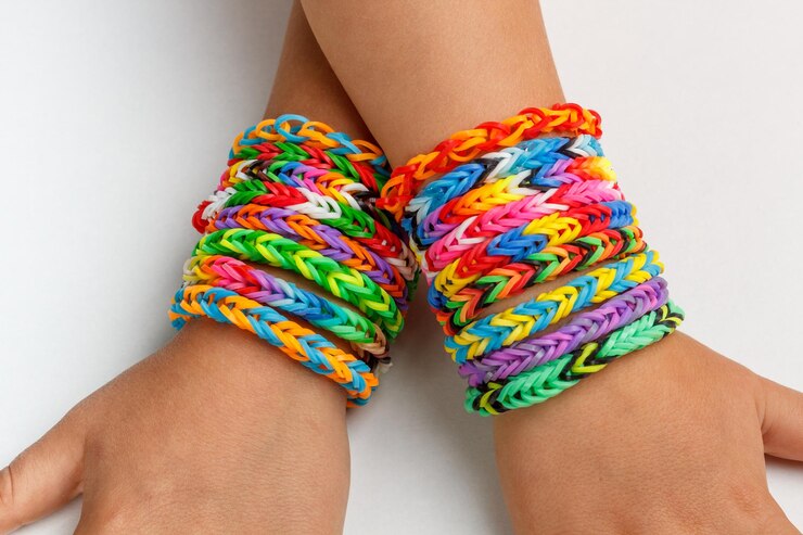 Photo a kid's with rainbow color loom band