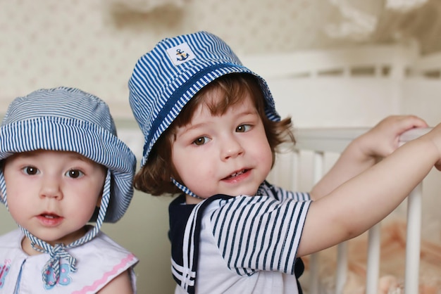 子供の船乗りは家で遊ぶ