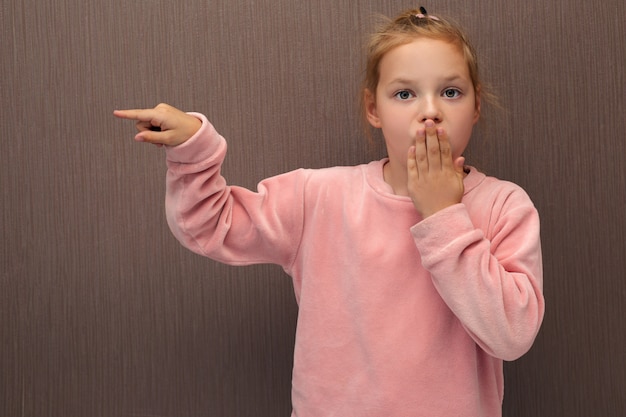 Foto il bambino mostra qualcosa che punta con il dito