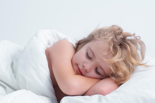 Ребёнок спит в уютной белой кровати милый ребенок спит в постели дома перед сном ребенок спит ребенок спит на