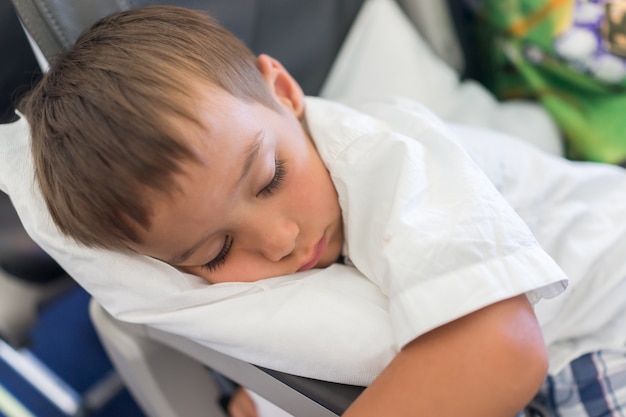 飛行機の中で飛行機の中で眠っている子供