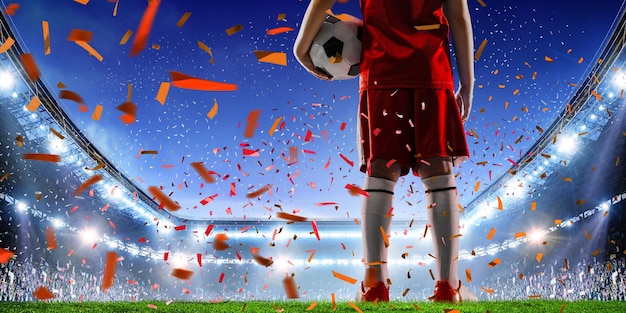 勝利を祝うサッカー スタジアムの子供。ミクストメディア