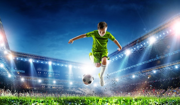 サッカー スタジアムの子供。ミクストメディア
