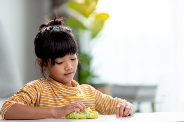 Kid spelen met handgum Slime in kinderhanden