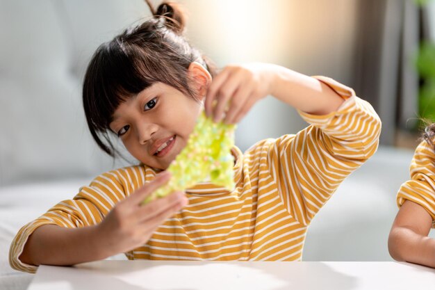 Foto kid spelen met handgum slime in kinderhanden