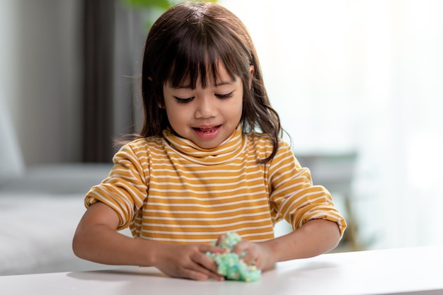 Kid spelen met handgum Slime in kinderhanden