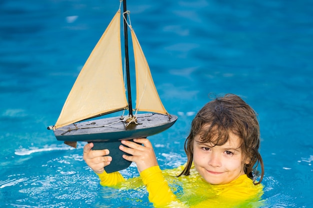Kid spelen met speelgoed zeilboot zomer reizen kinderen vakantie reis reis levensstijl zeilen marine co