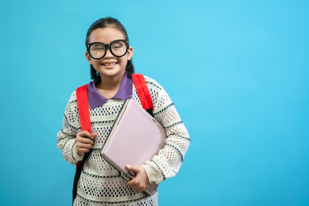 Foto kid student, aziatische kinderen close-up van schattige en vrolijke mensen, bril dragen en laptop vasthouden