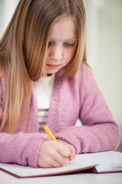 Kid studeren en schrijven