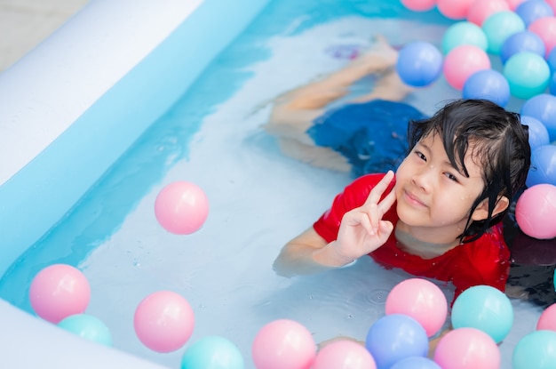 Ребенок плавает в бассейне, счастливое время