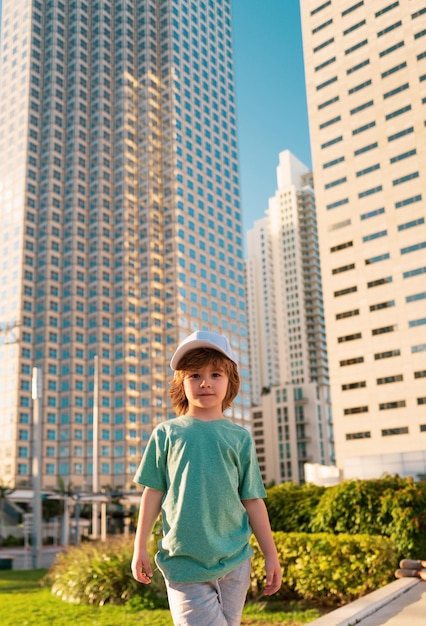 Photo kid in town skyscraper city future and modern buildings