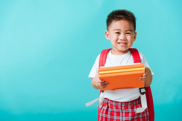 Kid van voorschoolse kleuterschool met boek en schooltas