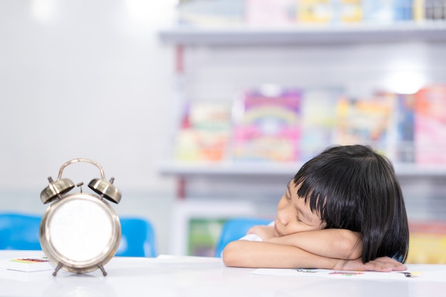 kid verveelt leren om te slapen op tafel