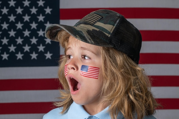 Kid viering onafhankelijkheidsdag th van juli verenigde staten van amerika concept kind met amerikaanse fla