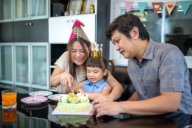 Kid viert verjaardagsfeestje Geborduurde verjaardagskaarsen en taart snijden om te delen