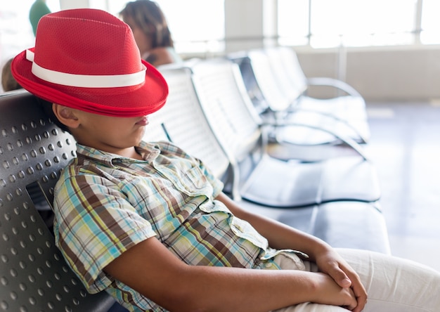 Photo kid waiting on airport