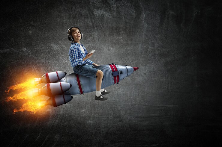 Photo ロケットにヘッドホンをつけている子供。ミクストメディア