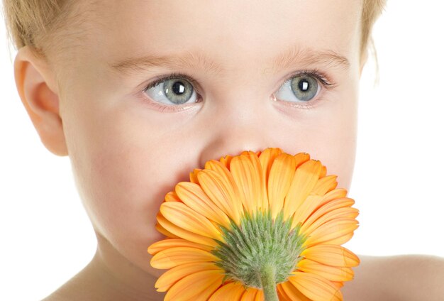 自然の花と白い背景の上の子供