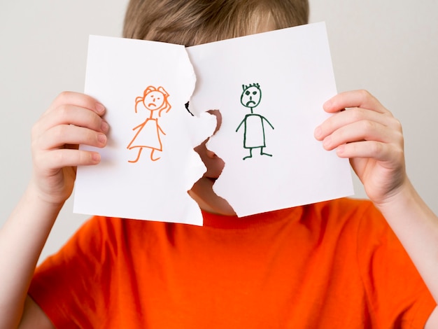 Photo kid with separated family draw