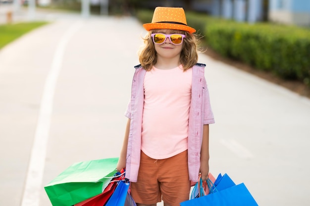 Foto ragazzo con borse della spesa moda e vendita piccolo cliente acquirente