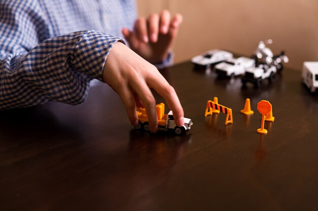 Photo kid with small toy cars.