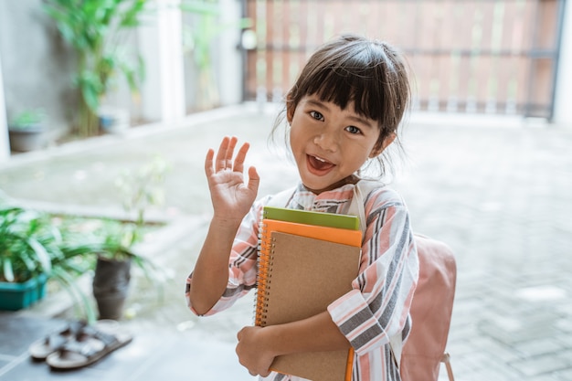 Kid zwaait gedag voordat hij naar school gaat