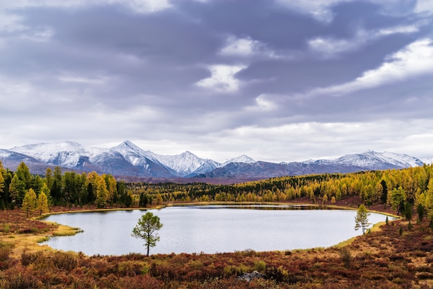 Kidelu Lake en besneeuwde toppen van Kurai Ridge Autumn berglandschap Altai, Rusland