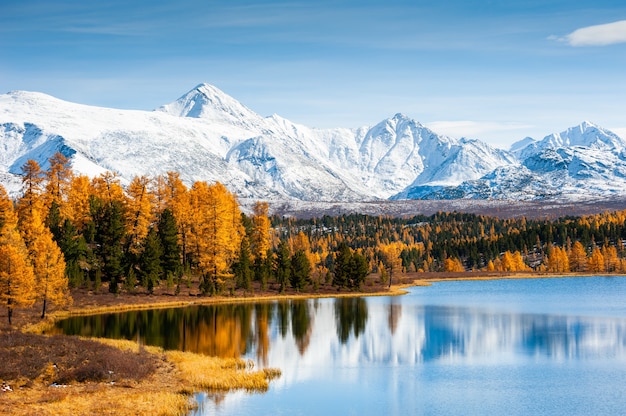 キデル湖、雪に覆われた山々、アルタイ共和国、シベリア、ロシアの秋の森