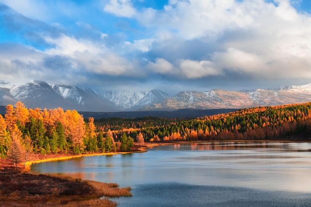 Kidelu-meer in Altai-gebergte Siberië Rusland Herfstlandschap