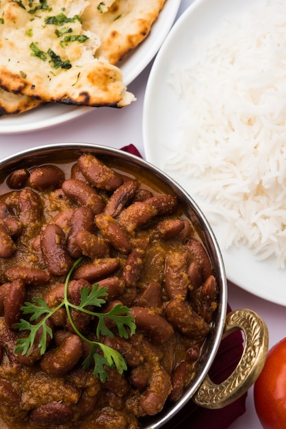 Kidney bean curry of rajma rijst of rajmah chawal en roti, typisch Noord-Indiaas hoofdgerecht, selectieve focus