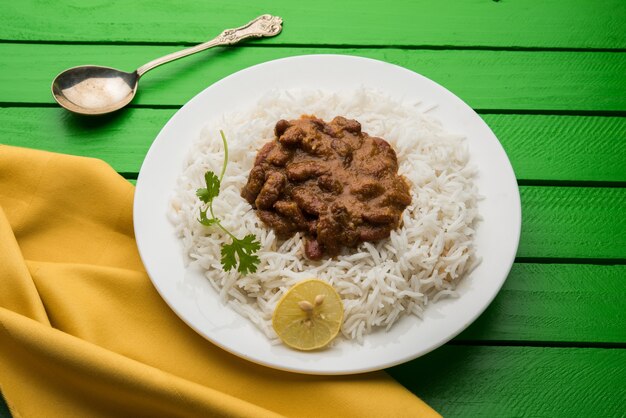 Kidney bean curry of rajma rijst of rajmah chawal en roti, typisch noord-indiaas hoofdgerecht, selectieve focus