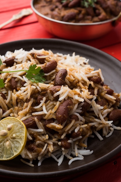 Kidney bean curry of rajma rijst of rajmah chawal en roti, typisch Noord-Indiaas hoofdgerecht, selectieve focus