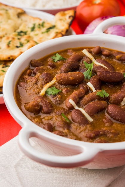 Curry di fagioli o riso rajma o rajmah chawal e roti, piatto principale tipico dell'india settentrionale, messa a fuoco selettiva