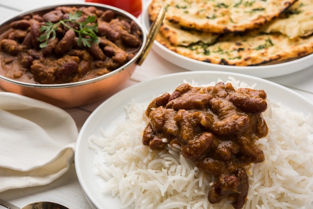 Curry di fagioli o riso rajma o rajmah chawal e roti, piatto principale tipico dell'india settentrionale, messa a fuoco selettiva