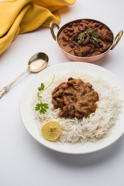 Curry di fagioli o riso rajma o rajmah chawal e roti, piatto principale tipico dell'india settentrionale, messa a fuoco selettiva