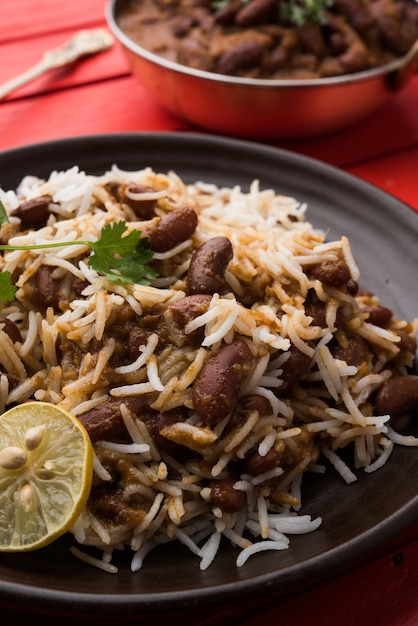 インゲン豆のカレーまたはラジマライスまたはラジマチャワルとロティ、典型的な北インドのメインコース、セレクティブフォーカス