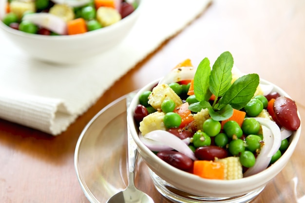 Foto insalata di fagioli e piselli