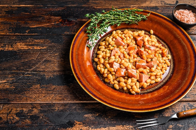 Kidneybonen met rookworst en tomatensaus in een bord.