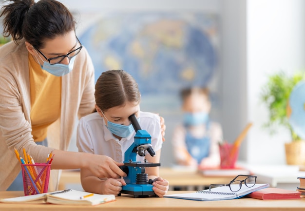 Kids are wearing facemasks learning in class