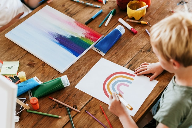 Bambini in classe d'arte, homeschooling nella nuova normalità