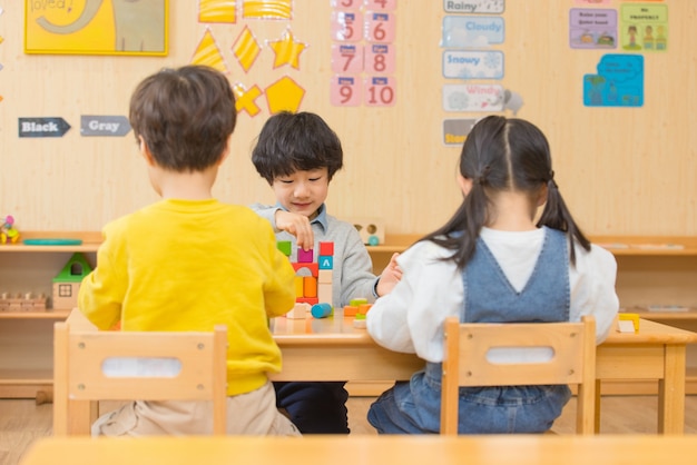 学校に戻る子供たち