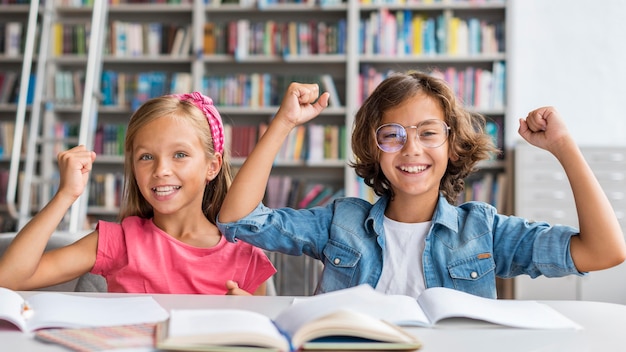 写真 図書館の愛好家である子供たち