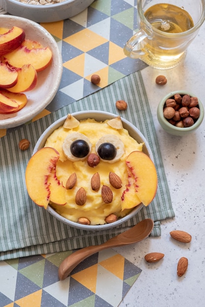 Il porridge della colazione per bambini con frutta sembra un simpatico gufo