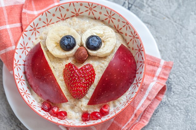 Porridge della colazione per bambini con frutta e noci