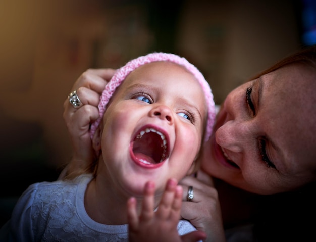 写真 子供たちは私たちの生活に大きな愛をもたらします自宅で彼女の愛らしい少女と絆を結ぶ母親のショット