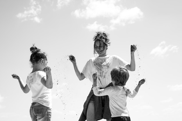 子供たちは色でホーリーを祝う幸せなホーリー色の粉と色のほこりのスプラッシュで子供たち