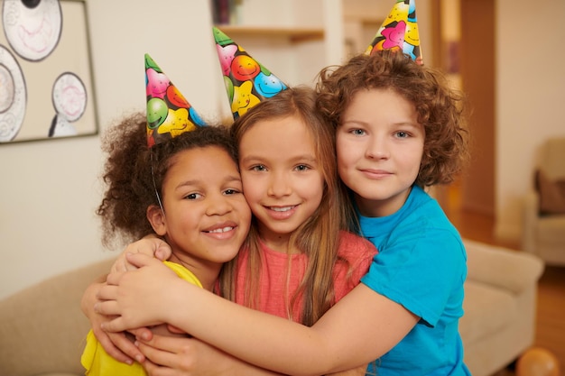 Bambini che festeggiano il compleanno e sembrano felici